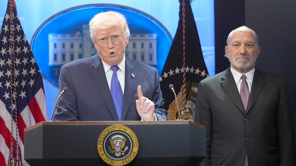 Zunächst kündigte US-Präsident Trump am Freitag einen weltweiten Zollsatz auf Importe in die USA von 10 Prozent an - um ihn dann am Folgetag auf 15 Prozent hochzusetzen. Foto: Evan Vucci/AP/dpa