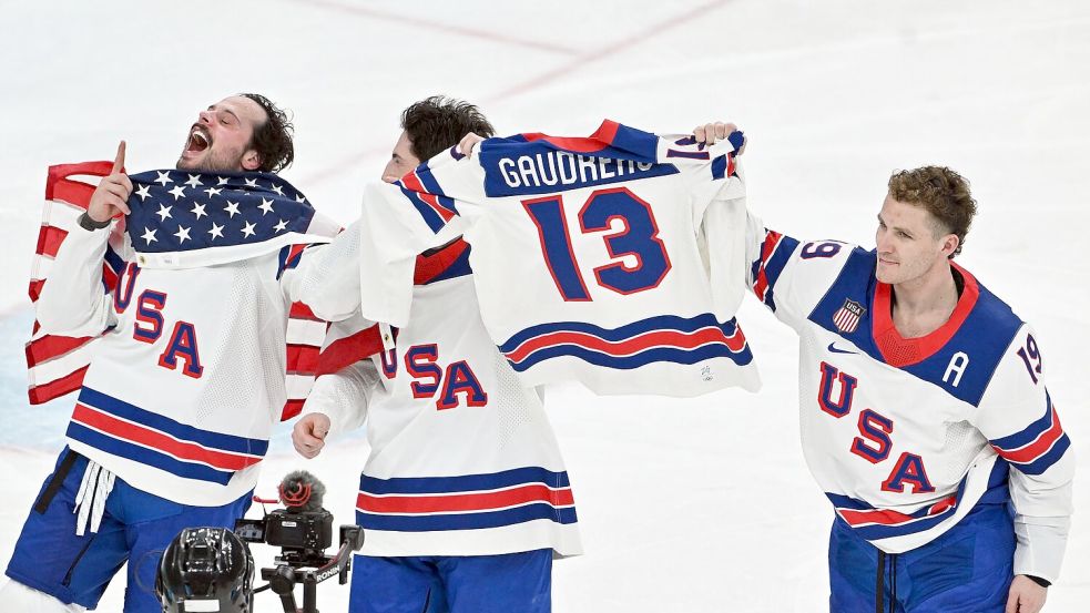 Emotionale Geste nach dem Sieg im Eishockey-Finale. Foto: Peter Kneffel