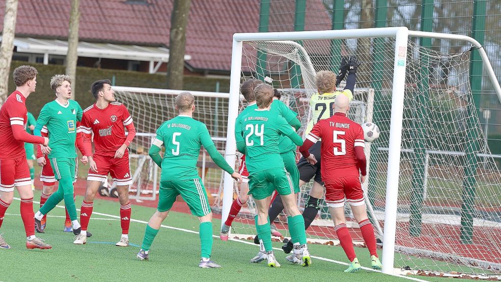 Hier flutscht der Ball durch zum 1:0 für den SV Wallinghausen. Fotos: Wilfried Gronewold