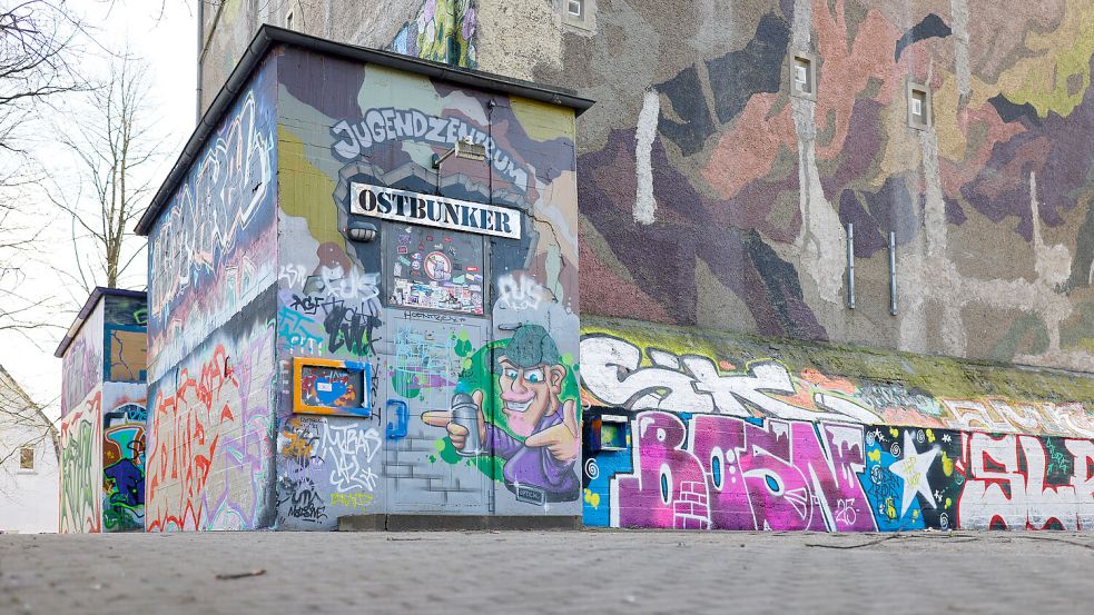 Seit dem 23. April 2024 blieb diese Tür des Osnabrücker Ostbunkers für den Betrieb als Jugendzentrum und für Konzerte geschlossen. Politik, Musiker und Jugendliche wünschten sich eine möglichst schnelle Sanierung, die sich verzögerte. Aber mit einem guten Grund. Foto: Michael Gründel