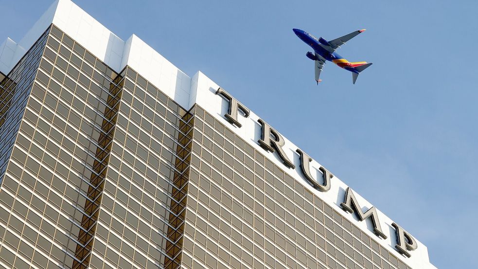 Der „Trump“-Schriftzug prangt an einem Hotel in Las Vegas - an der australischen Gold Coast könnte ein ähnliches Projekt entstehen. (Symbolbild) Foto: Bizuayehu Tesfaye/Las Vegas Revi