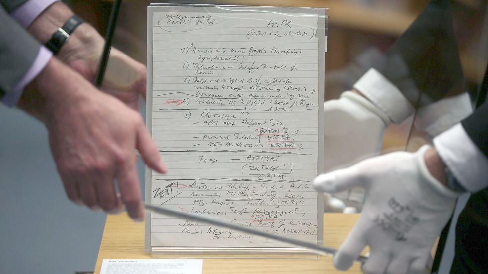 Der berühmte Schabowski-Zettelt wird im Haus der Geschichte in Bonn gezeigt. (Archivbild) Foto: Oliver Berg