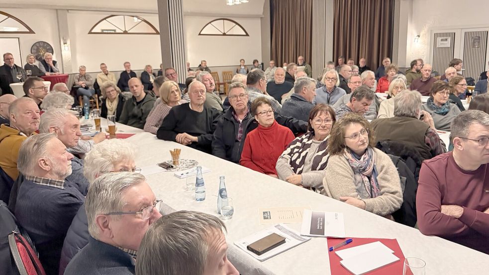 Etwa 140 Gegner einer möglichen Reaktivierung des Personenverkehrs auf der Bahnstrecke Aurich-Abelitz versammelten sich am Freitag in Moordorf. Foto: Holger Janssen