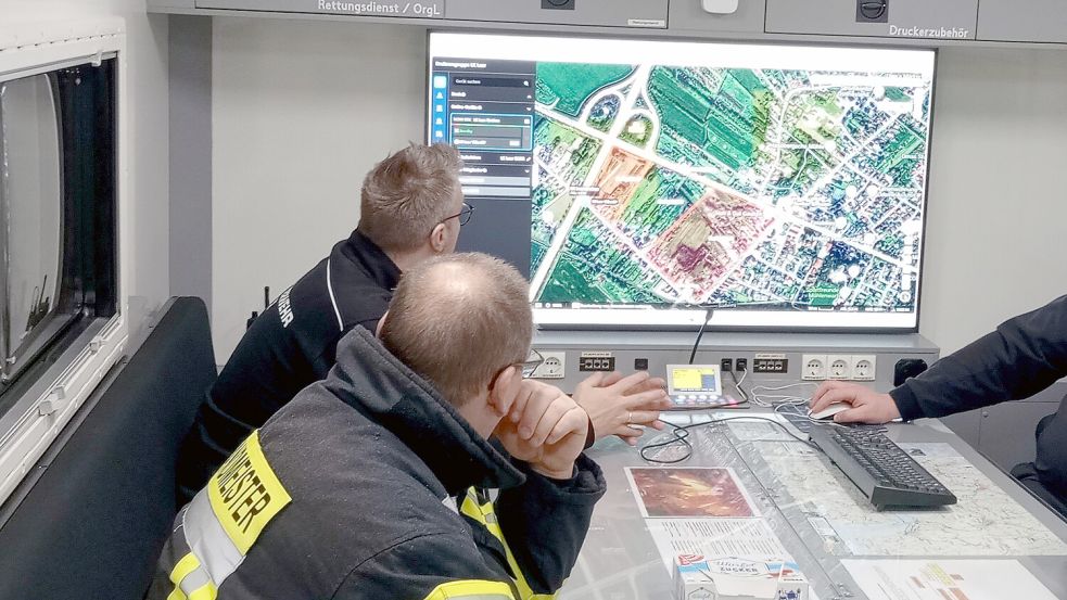 Das Fahrzeug kam durch den Zusammenstoß von der Fahrbahn ab. Foto: Feuerwehr