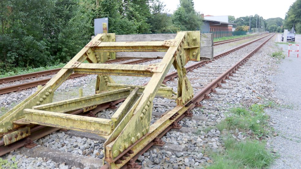 Derzeit gibt es auf der Bahnstrecke von und nach Aurich nur Güter-, aber keinen Personenverkehr. Foto: Romuald Banik