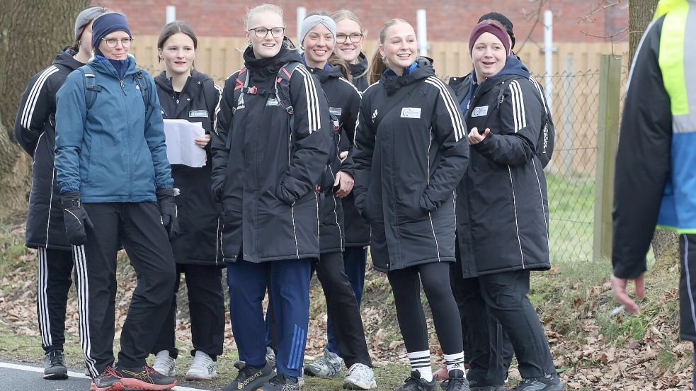 Vor dem Start zum Ortsderby gegen Blomberg waren die Dietrichsfelderinnen noch zuversichtlich. Das sollte sich aber im Ziel ändern, als die Blombergerinnen im Ziel jubeln durften. Foto: Wilfried Gronewold