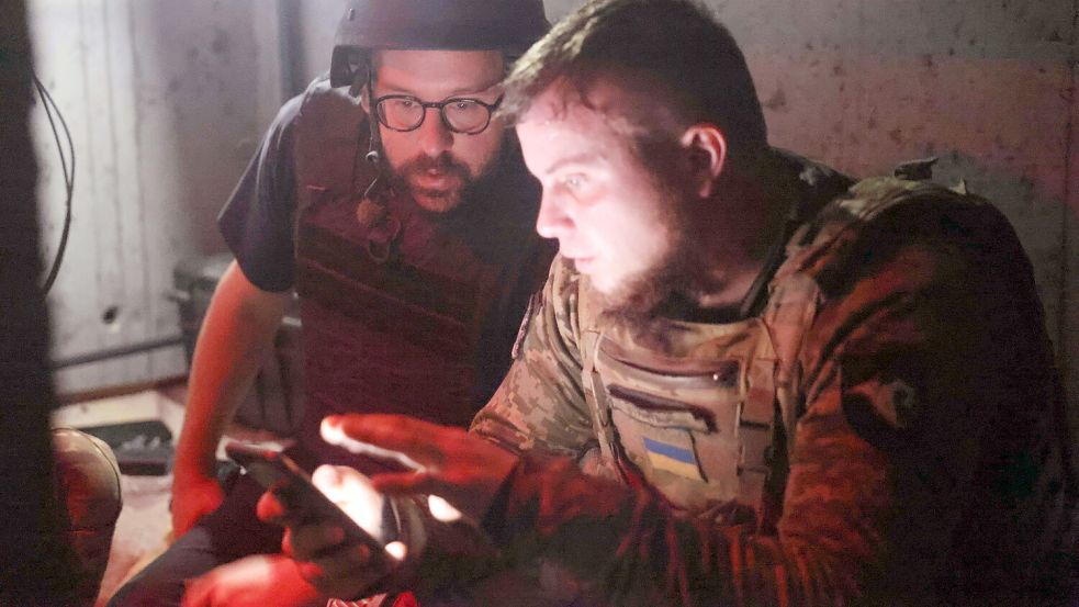 Während eines Drohnenangriffs führt Kriegsreporter Paul Ronzheimer (links) 2024 ein Interview mit einem ukrainischen Soldaten in einem Bunker nahe der russischen Frontlinie in der Region Charkiw. Foto: Giorgos Moutafis