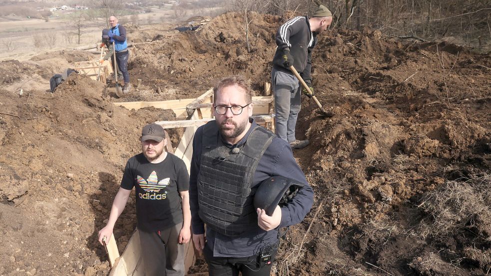 Direkt an einer neuen Frontlinie: Paul Ronzheimer (vorne) besuchte 2024 in der Region Charkiw Ukrainer, die damit beschäftigt sind, neue Schützengräben auszuheben. Foto: Giorgos Moutafis