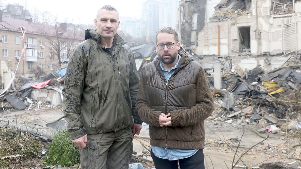 Mittendrin statt nur dabei: Reporter Paul Ronzheimer (rechts) berichtet über den Krieg aus der Ukraine. Das Bild zeigt ihn 2024 mit Kiews Bürgermeister Vitali Klitschko. Foto: Giorgos Moutafis