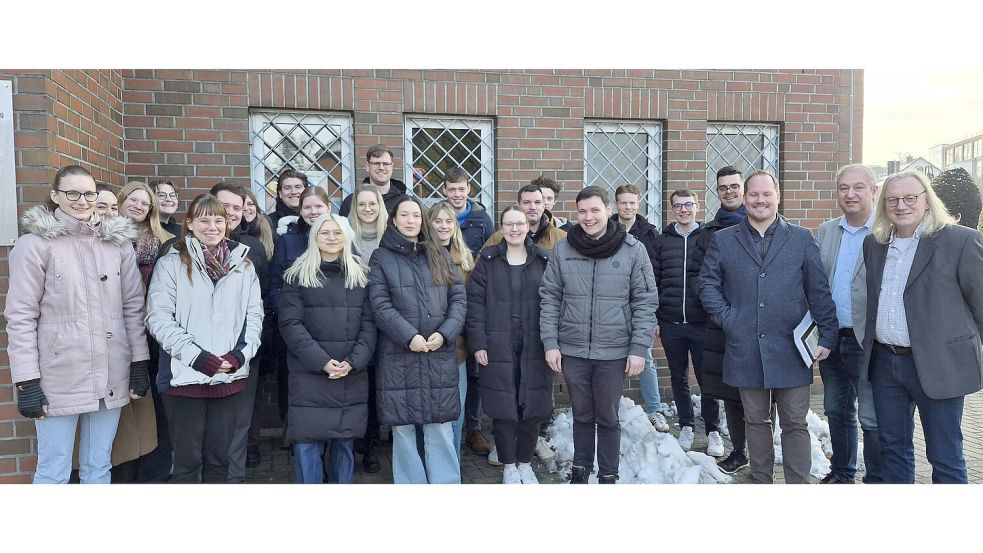 EDR-Geschäftsführer Vincent ten Voorde (Dritter von rechts) begrüßte die neu eingestellten Lehrkräfte um Dr. Jelko Peters (rechts) und Stefan Ulrichs (Zweiter von rechts) vom Studienseminar Leer. Foto: Kösjan