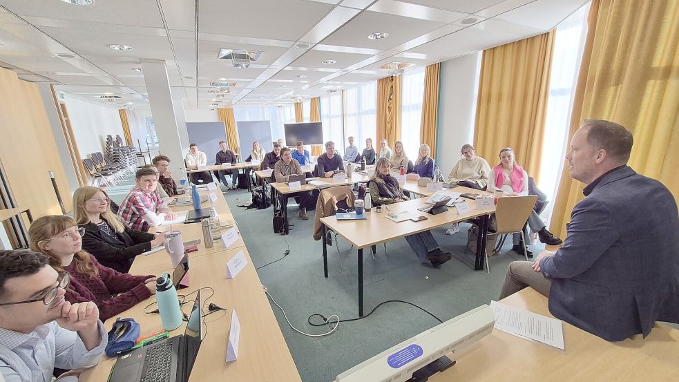 Vincent ten Voorde sprach im Studienseminar Leer vor den neu eingestellten Lehrkräften über grenzüberschreitende Zusammenarbeit. Foto: Ulrichs