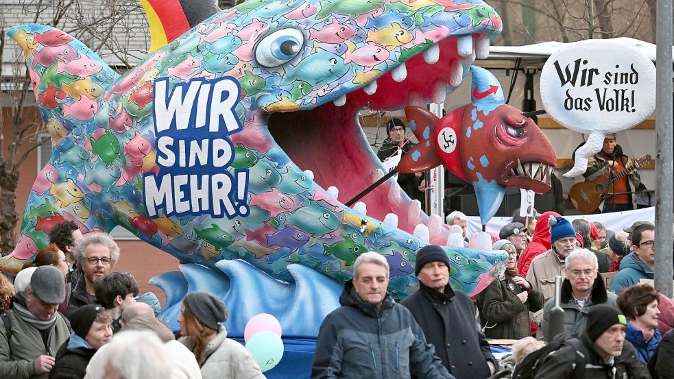 Auch mit einer Anti-AfD-Plastik des Düsseldorfer Karnevalswagenbauers Jacques Tilly wurde im Stadtteil Garath gegen einen Auftritt des Thüringer AfD-Landesparteichefs Björn Höcke demonstriert. Foto: Federico Gambarini