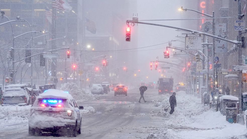 Schneemassen legten am Montag weite Teile New Yorks und der US-Ostküste lahm. Foto: Seth Wenig/AP/dpa
