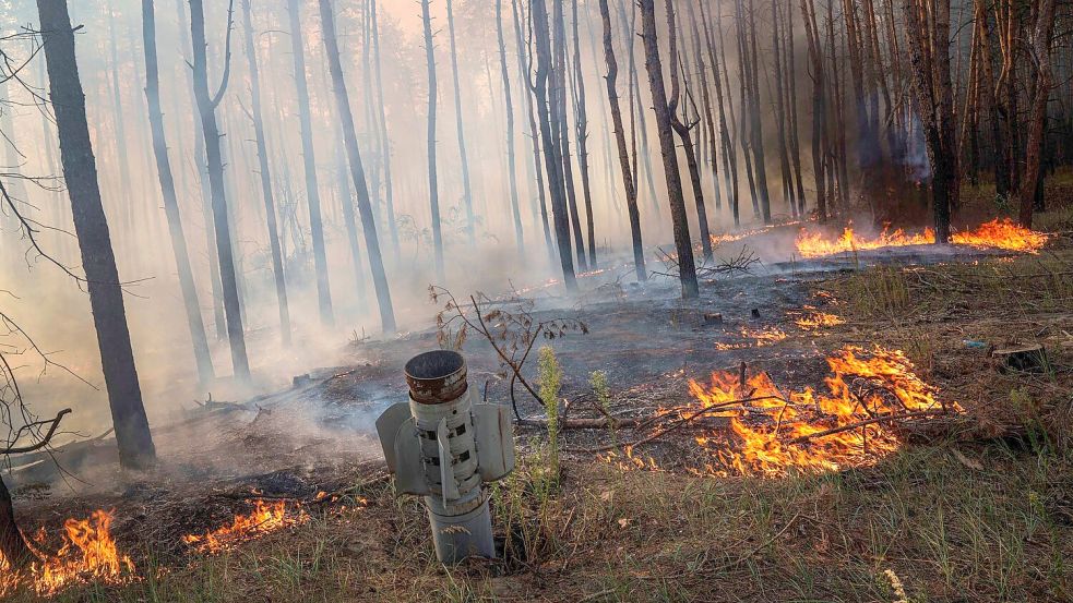 Der Krieg entfacht viele Brände wie hier nach einem russischen Angriff in der Nähe von Slowjansk. (Archivbild) Foto: Evgeniy Maloletka/AP/dpa