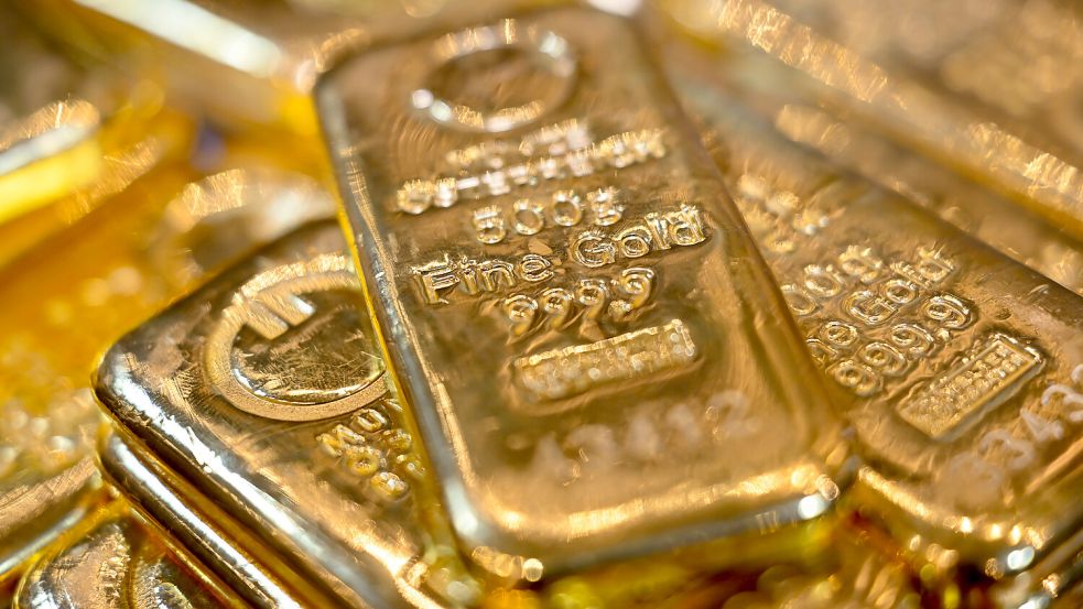Goldbarren liegen übereinandergestapelt. Auch Edelmetall, das er nicht besaß, bot der Betrüger an. Foto: DPA