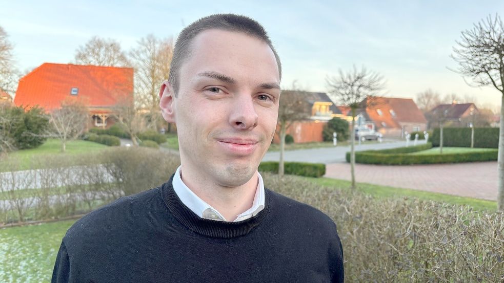 Peter Jacobs vor seiner Wohnung in Utgast. Foto: Imke Oltmanns