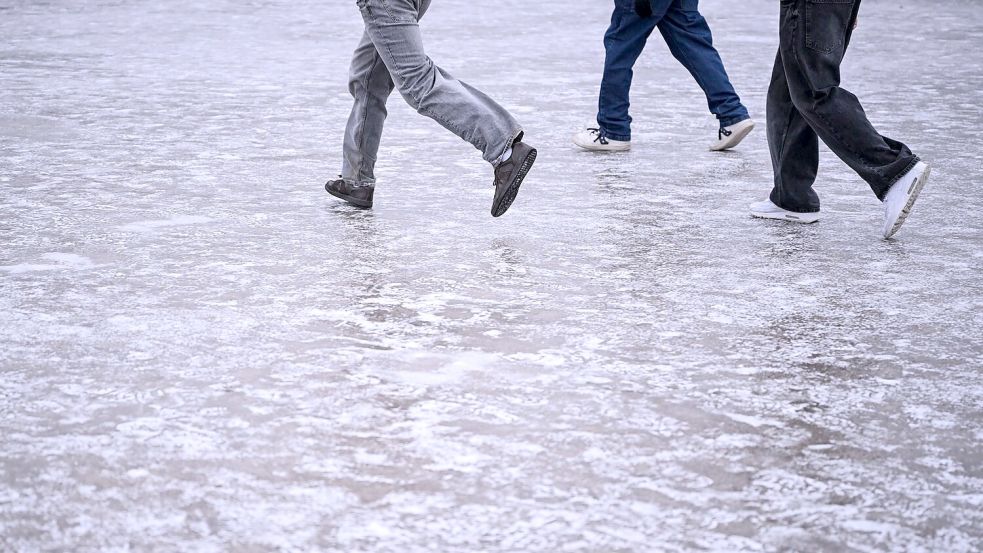 Unsichere Schritte, auch in Richtung Zukunft: Viele Jugendliche blicken pessimistisch in die Welt. (Symbolbild) Foto: Britta Pedersen/dpa