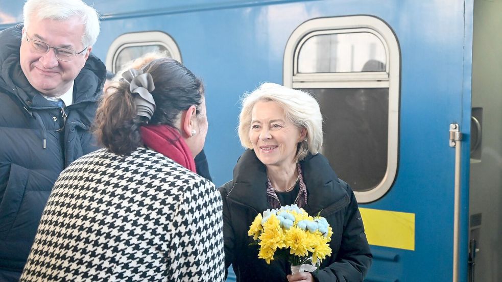 EU-Kommissionspräsidentin Ursula von der Leyen sichert der Ukraine weiter europäische Unterstützung zu. Foto: Ansgar Haase/dpa
