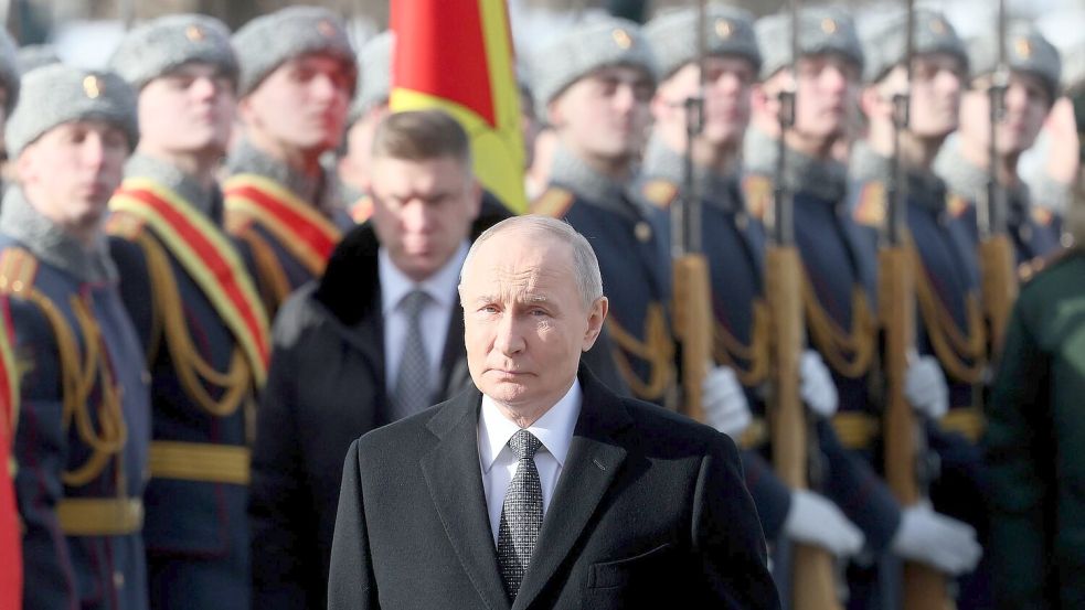 Kremlchef Wladimir Putin will seine Kriegsziele in der Ukraine auf dem Schlachtfeld oder bei den Verhandlungen erreichen. Foto: Maxim Shipenkov/Pool EPA/AP/dpa