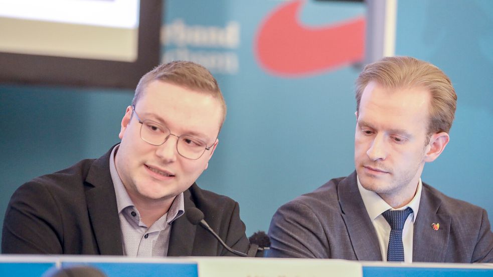 Adrian Maxhuni, stellvertretender Vorsitzender der "Generation Deutschland" im Bund (links), und Micha Fehre. Foto: Claus Hock
