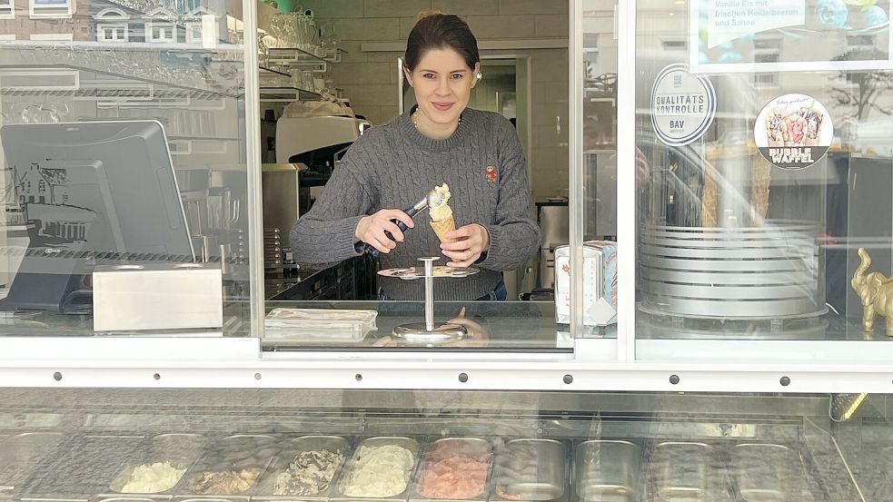 Nadia Schiller bedient seit Sonnabend wieder Kunden im Eiscafé „La Piazza“. Foto: Jurij Babanin