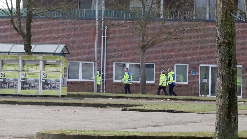 Polizisten waren am Dienstagmittag mit einem Mantrailer-Hund in Barßel unterwegs. Foto: Hans Passmann