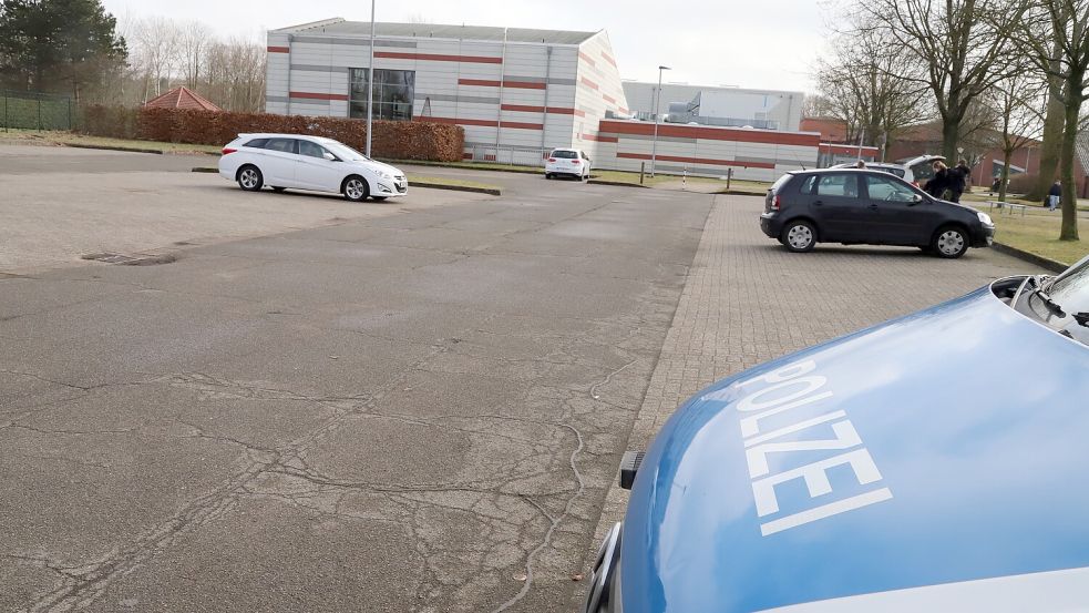 Die Polizei suchte auch bei der Sporthalle (im Hintergrund) und beim Hafenbad nach den vermissten Kindern. Foto: Hans Passmann