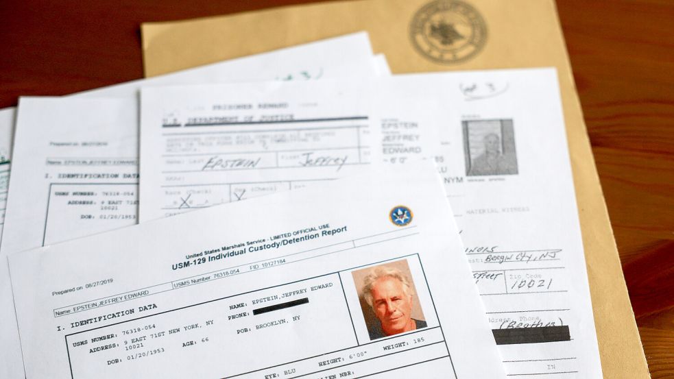 In den sozialen Medien werden Passagen aus den veröffentlichten Akten mit Verschwörungstheorien ausgeschmückt – was halten die Ermittler für glaubhaft? Foto: IMAGO/ZUMA Press