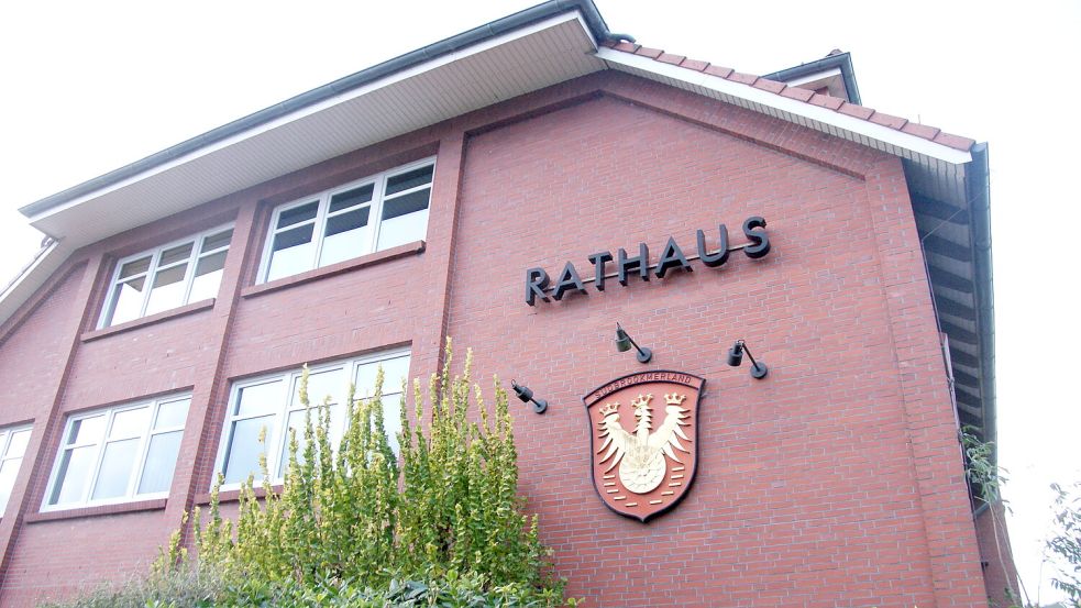 Im Rathaus der Gemeinde Südbrookmerland in Victorbur fanden die Ehrungen statt. Foto: Holger Janssen