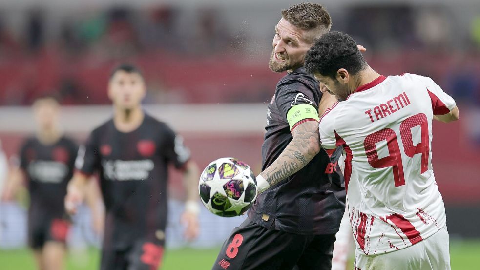 Piräus Mehdi Taremi (r) im Duell mit Leverkusens Robert Andrich. Foto: Rolf Vennenbernd/dpa