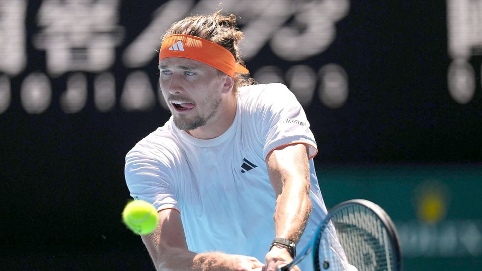 Alexander Zverev schaffte in Acapulco ungefährdet den Sprung ins Achtelfinale. (Archivbild) Foto: Dita Alangakra/AP/dpa