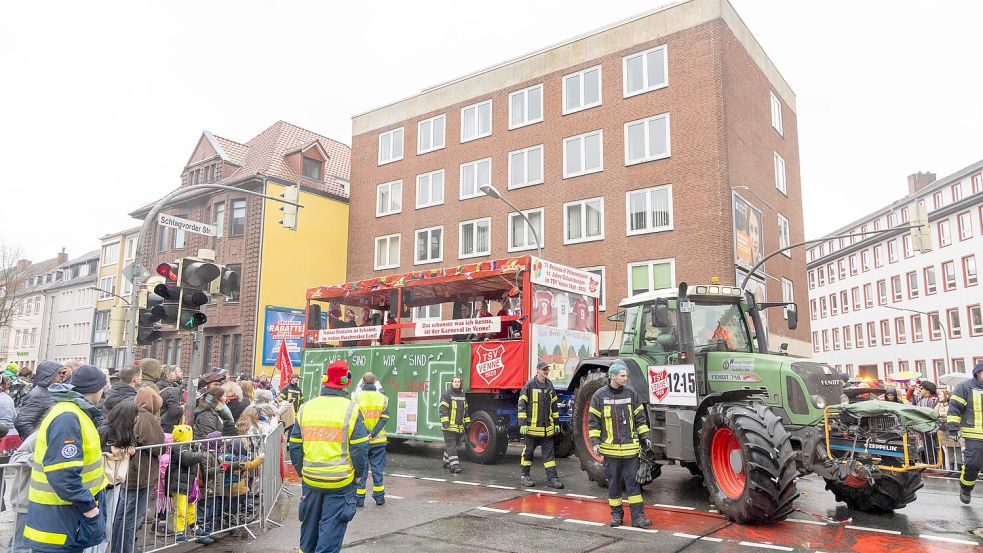 Mit Streckenposten und Radengeln soll verhindert werden, dass jemand unter die Räder gerät. Foto: Andre Havergo
