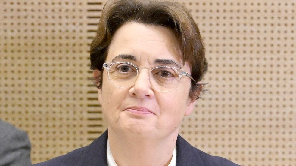 Nach Juwelenraub, mehreren Überschwemmungen und Streiks ist Laurence des Cars als Louvre-Direktorin zurückgetreten. (Archivbild) Foto: Emma Da Silva/AP/dpa