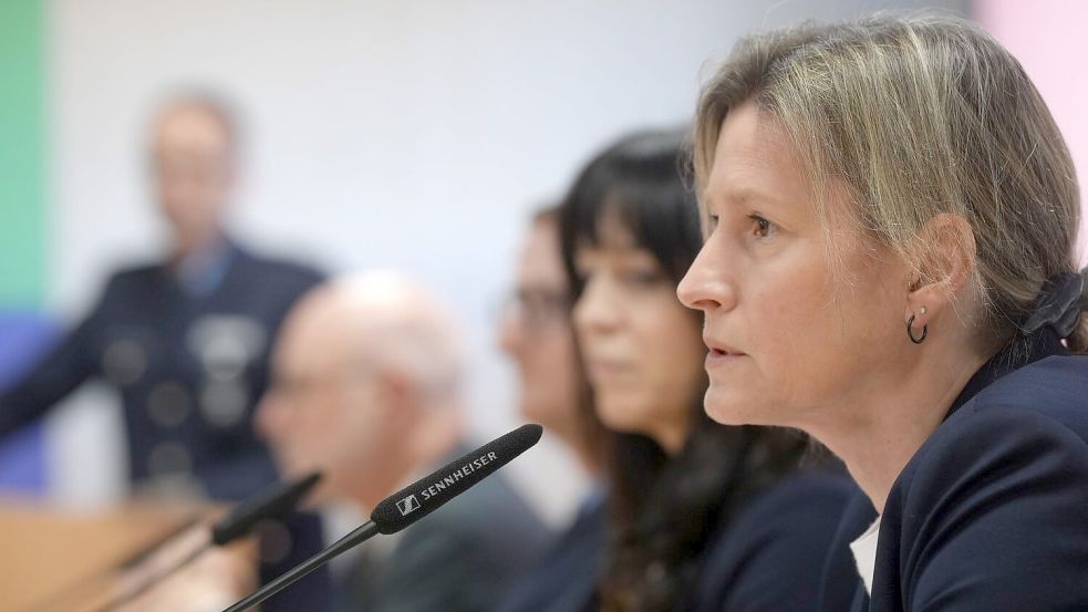 Simone Roeder von der Kripo Koblenz spricht bei der Pressekonferenz über die Ermittlungen. Foto: Thomas Frey