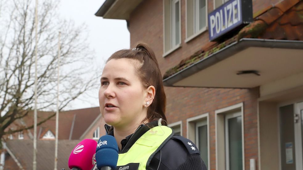 Julia Göken, Pressesprecherin der Polizeiinspektion Cloppenburg/Vechta, stand vor dem Polizeigebäude in Barßel Rede und Antwort. Foto: Hans Passmann