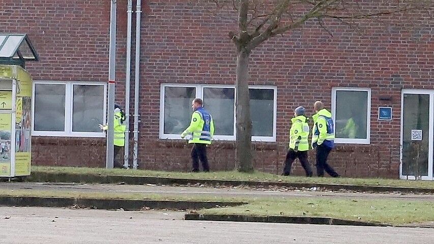 Polizisten sind seit Dienstagmittag mit einem Mantrailer-Hund in Barßel unterwegs. Foto: Hans Passmann