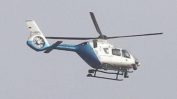 Am Dienstag wurde über Barßel und Umgebung mit einem Polizeihubschrauber nach den beiden verschwundenen Kindern gesucht. Foto: Hans Passmann