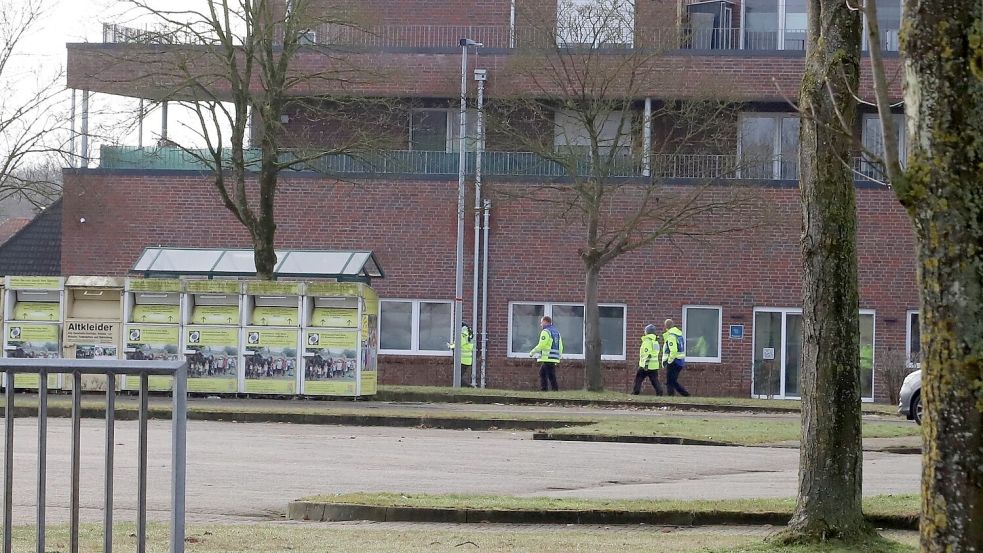 Auch Spürhunde der Polizei kamen am Dienstag bei der Suche nach den verschwundenen Kindern in Barßel zum Einsatz. Foto: Hans Passmann
