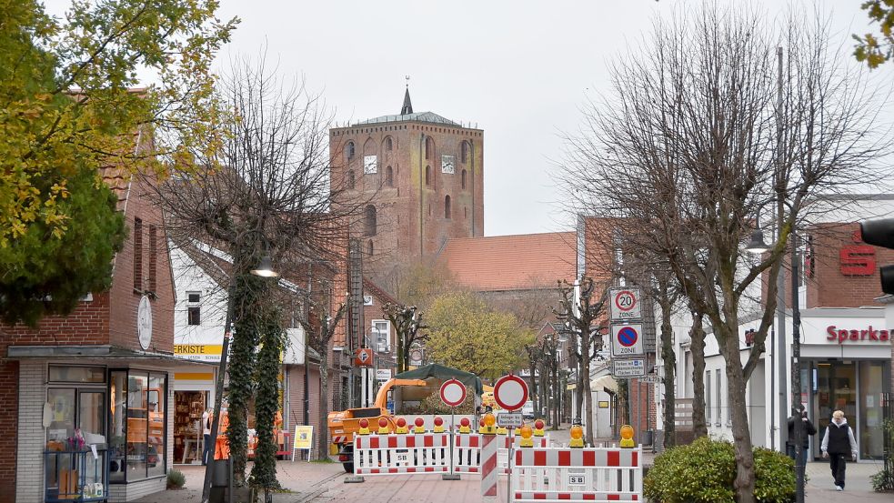 Ab 1. März wird die Marienhafer Rosenstraße (hier 2022 für Baumabschnittarbeiten voll gesperrt) nur noch in Richtung Kirche befahrbar sein. Foto: Thomas Dirks