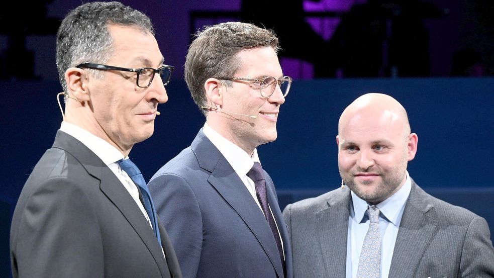 Cem Özdemir (l.), Manuel Hagel (M.) und Markus Frohnmaier: Die Spitzenkandidaten für die Landtagswahl in Baden-Württemberg trafen sich zum TV-Triell beim SWR. Foto: dpa/Bernd Weißbrod
