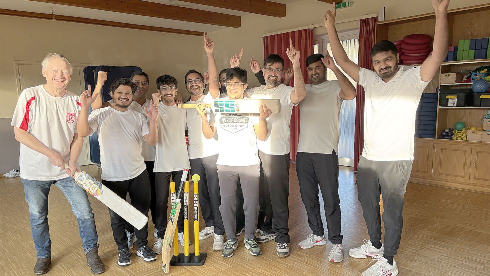Der MTV-Vorsitzende Wilfried Theessen (links), Kedar Deshpande (Dritter von rechts) und Rahul Kannan (rechts) stellten Cricket als neues Sportangebot beim MTV Aurich vor. Vorerst trainiert die Hobbygruppe mittwochs in der Zingelhalle. Foto: Wolf-Rüdiger Saathoff