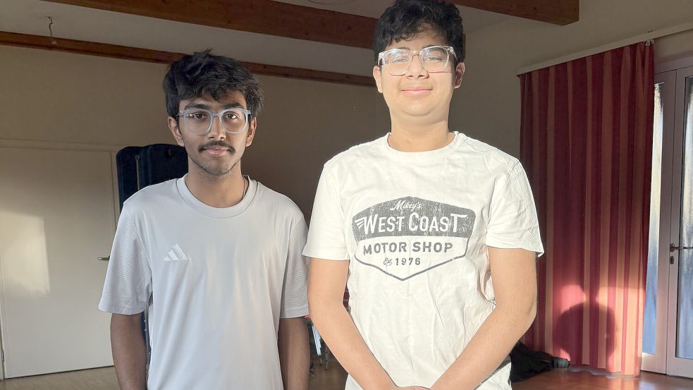 Janil Soni (links) und Venudatta Deshpande gehören zu den jüngeren Cricket-Spielern beim MTV Aurich. Foto: Wolf-Rüdiger Saathoff