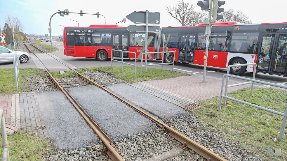 Die Linienbusse verkehren parallel zur Bahnstrecke Aurich-Abelitz, wie hier in Uthwerdum. Foto: Romuald Banik