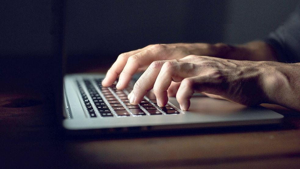 Klick, klick, klick: Viele von uns nutzen Tastaturen längst häufiger als Stift und Papier. Foto: IMAGO/Yuri Arcurs