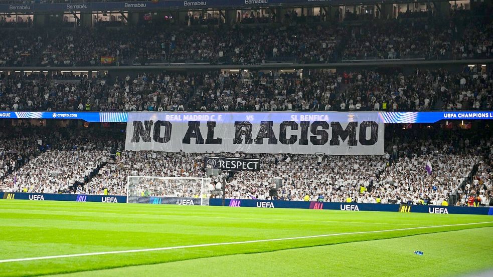 Madrider Fans antworteten nach dem Rassismus-Vorfall im Hinspiel mit diesem Banner. Foto: Miguel Lemos
