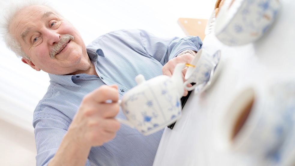 Rico Mecklenburg berichtet beim Teetrinken über sein Leben. Foto: Klaus Ortgies