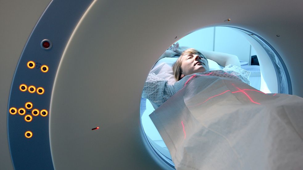 Die Behandlung in Krebszentren erhöht nach Angaben der AOK die Überlebenschancen der Betroffenen. Das Bild zeigt eine Patientin im Computer-Tomographen. Foto: AOK