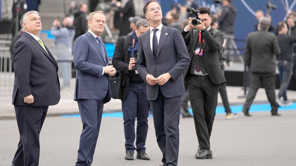 Kann Nato-Generalsekretär Mark Rutte (r) in dem aktuellen Konflikt vermitteln? Ungarns Ministerpräsident Viktor Orban (l) steckt mitten im Wahlkampf und steht unter Druck. (Archivbild) Foto: Virginia Mayo/AP/dpa