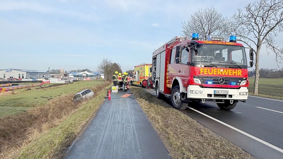 Der Ford des 56-jährigen Upgant-Schottjers kam in Höhe der Kartbahn von der Bundesstraße ab. Foto: Feuerwehr, Hilko Heubaum