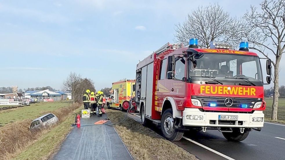 Der Ford des 56-jährigen Upgant-Schottjers kam in Höhe der Kartbahn von der Bundesstraße ab. Foto: Feuerwehr, Hilko Heubaum